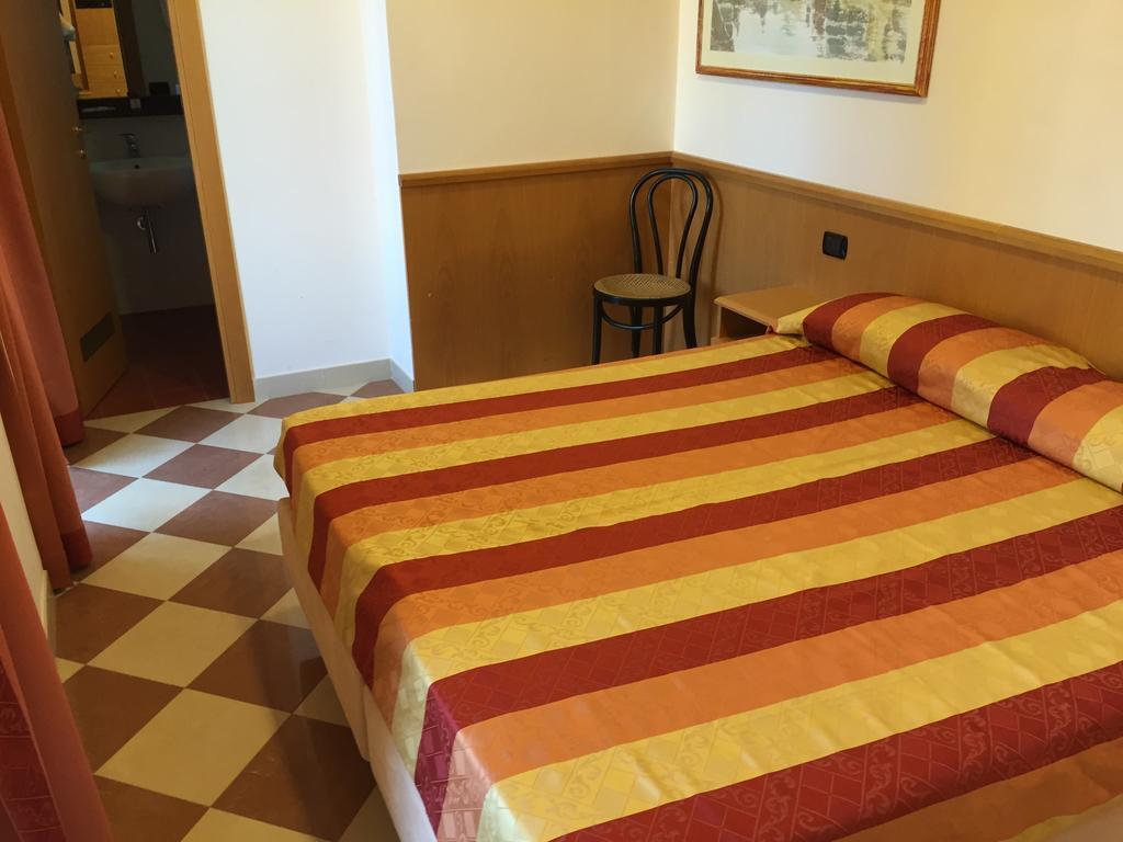 Hotel Fiorella Senigallia Værelse billede