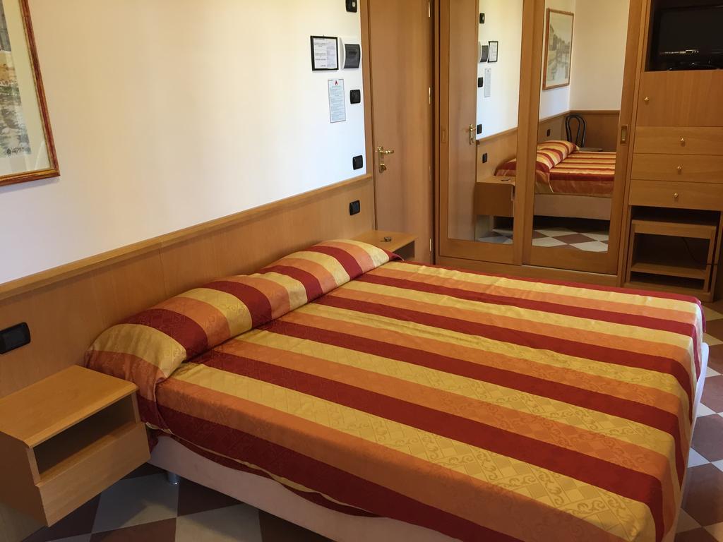Hotel Fiorella Senigallia Værelse billede