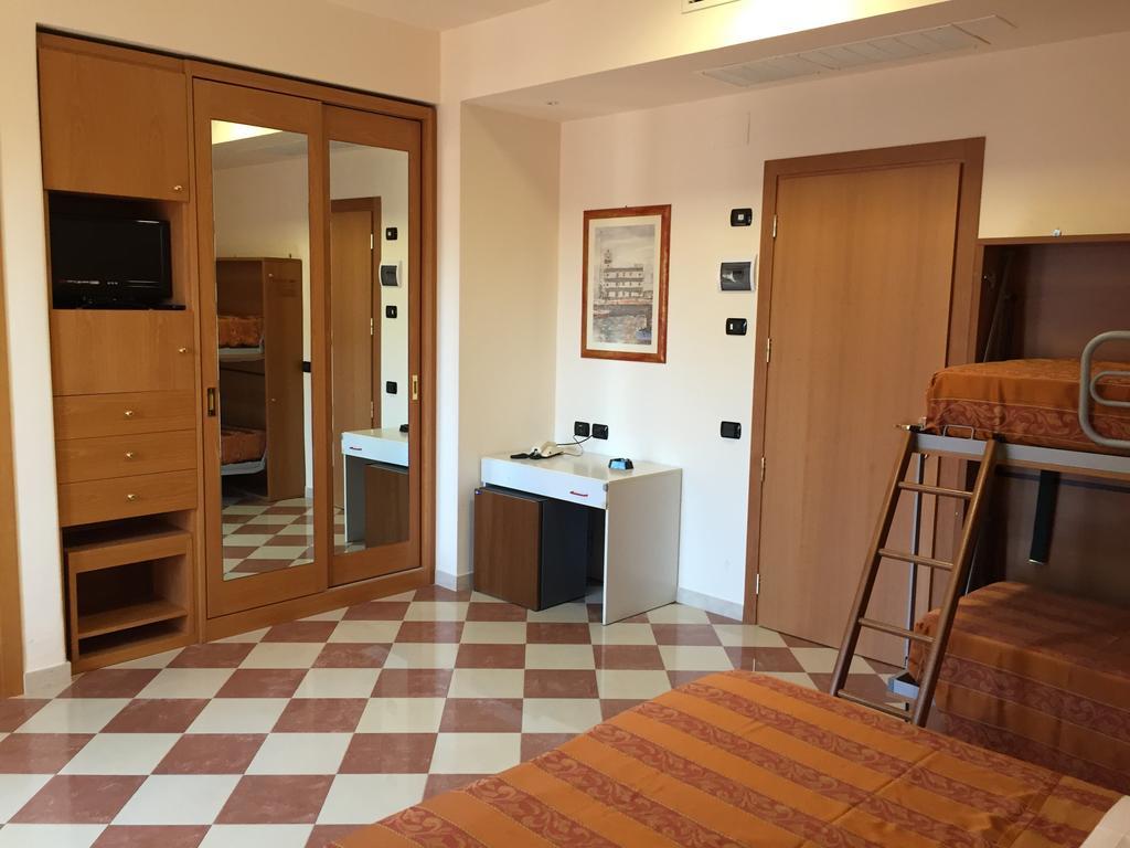 Hotel Fiorella Senigallia Værelse billede